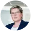 Porträtfoto Anett Dietrich von Energie Brandenburg im dunklen Blazer und weißen Oberteil.