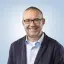 Porträtfoto Uwe Bredemann von Energie Brandenburg in blaugrauem Sakko und hellblauem Hemd.