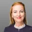 Porträtfoto Angela Hamecher von Energie Brandenburg in schwarzem Blazer und weißer Bluse.