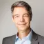 Porträtfoto Jochen-Christian Werner von Energie Brandenburg in grauem Sakko und hellblauem Hemd.