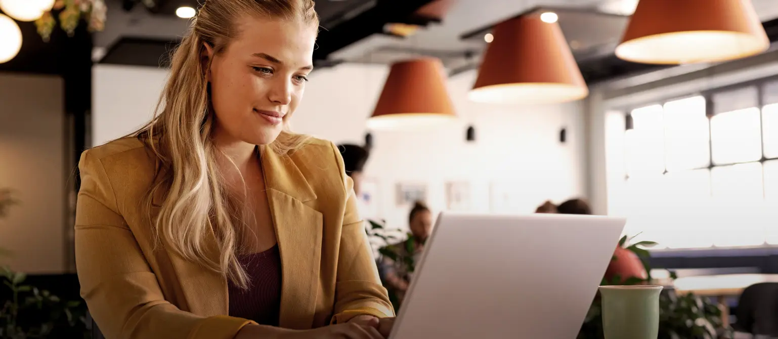 Eine Frau sitzt an ihrem Laptop
