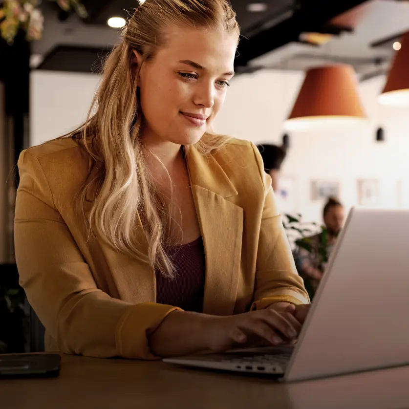 Eine Frau sitzt an ihrem Laptop