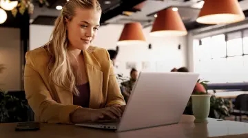 Eine Frau sitzt an ihrem Laptop