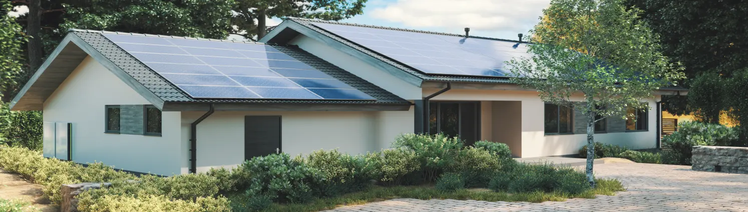 Energieeffizientes Einfamilienhaus mit Sonnenkollektoren auf dem Dach und einem Batteriespeicher an der Hauswand.
