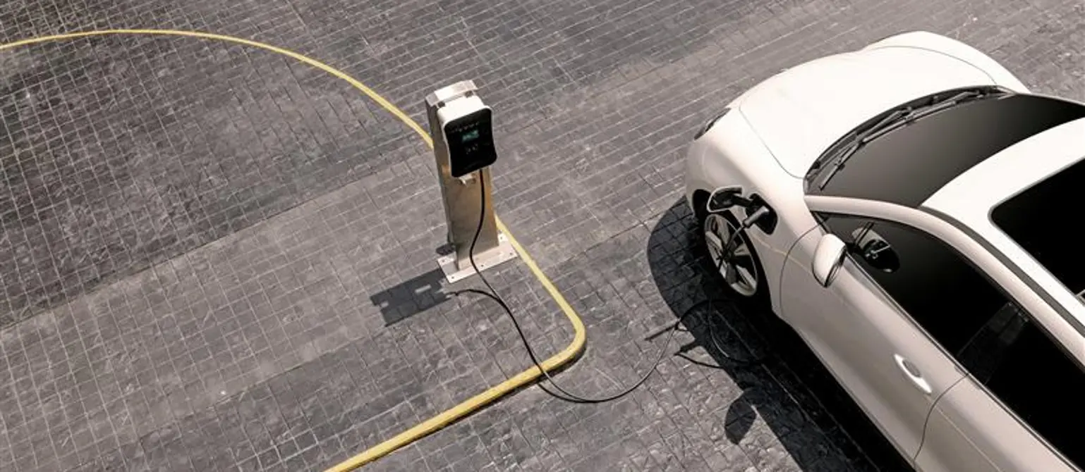 Auto lädt an einer Ladesäule