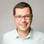 Porträtfoto Stefan Wollschläger von Energie Brandenburg trägt Brille und ein weißes Hemd.