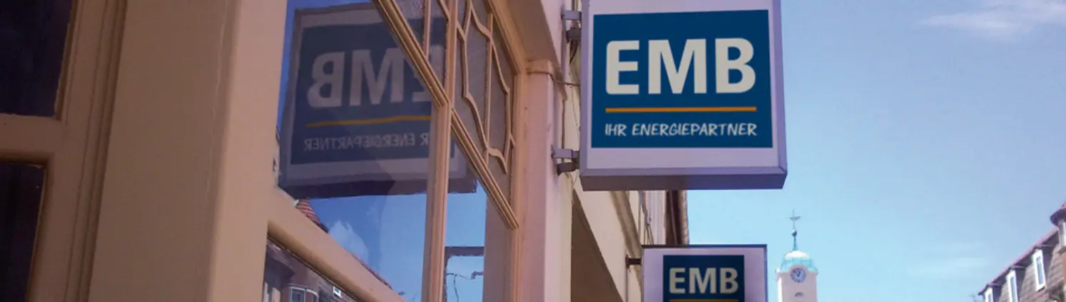 Fassade und Firmenschild: Kundenbüro der Energie Brandenburg in einer Einkaufsstraße in einer Kleinstadt in Brandenburg.