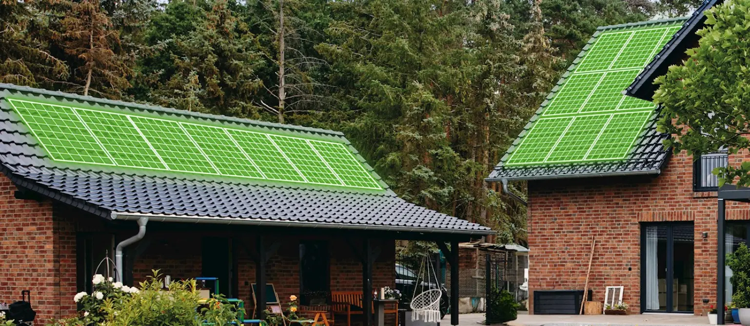 Grüne Simulation einer Solaranlage auf dem Dach von zwei ländlichen Backsteinbauten. Im Hintergrund Wald.