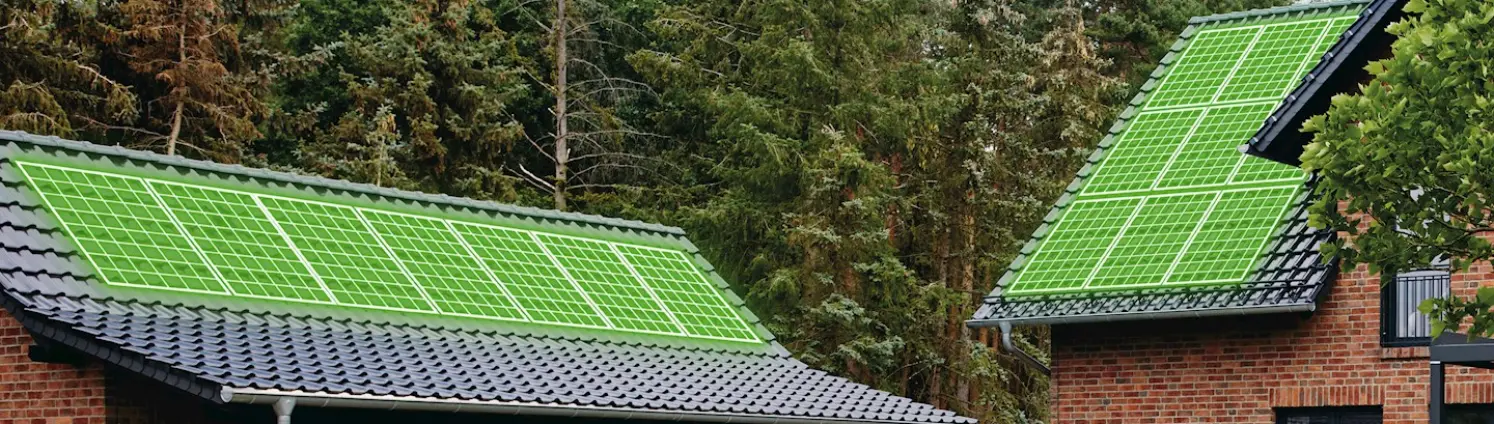 Grüne Simulation einer Solaranlage auf dem Dach von zwei ländlichen Backsteinbauten. Im Hintergrund Wald.