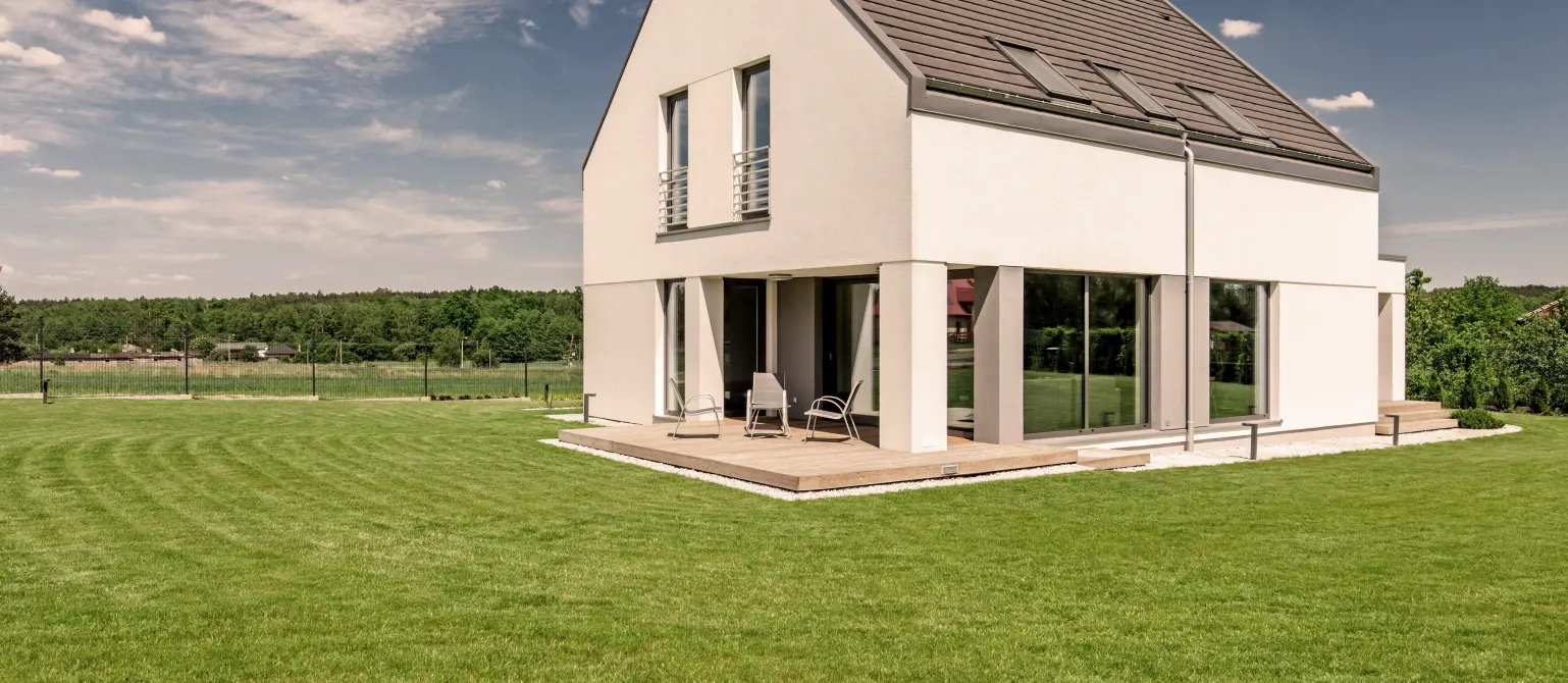 Modernes Haus mit einem großen Garten