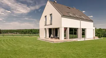 Modernes Haus mit einem großen Garten 