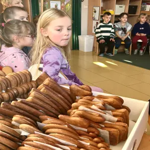 Ein Mädchen im Stuhlkreis schielt zu den Lebkuchen rüber