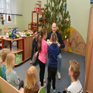 Der EMB-Gebietsleiter Devid Raab übergibt die Lebkuchen den Kindern