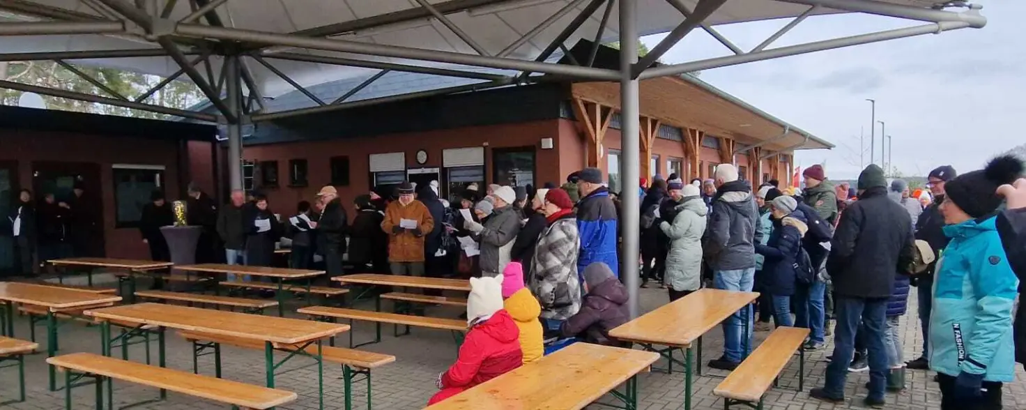 Gemeinsam singen die Teilnehmenden das berühmte Rennsteiglied aus dem Jahre 1951