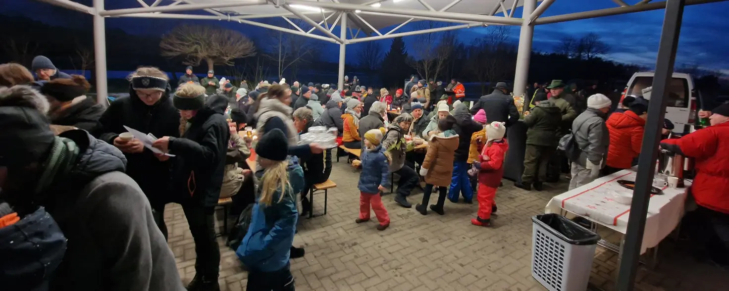 Nach der Wanderung kommen die Menschen in einem Zelt unter und wärmen sich auf.
