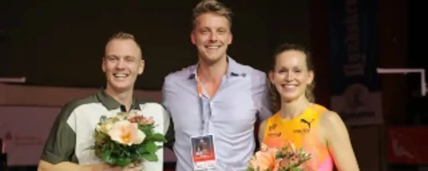 Veranstalter Robert Sammler mit den Gewinnern Christina Honsel und Sam Kendricks.