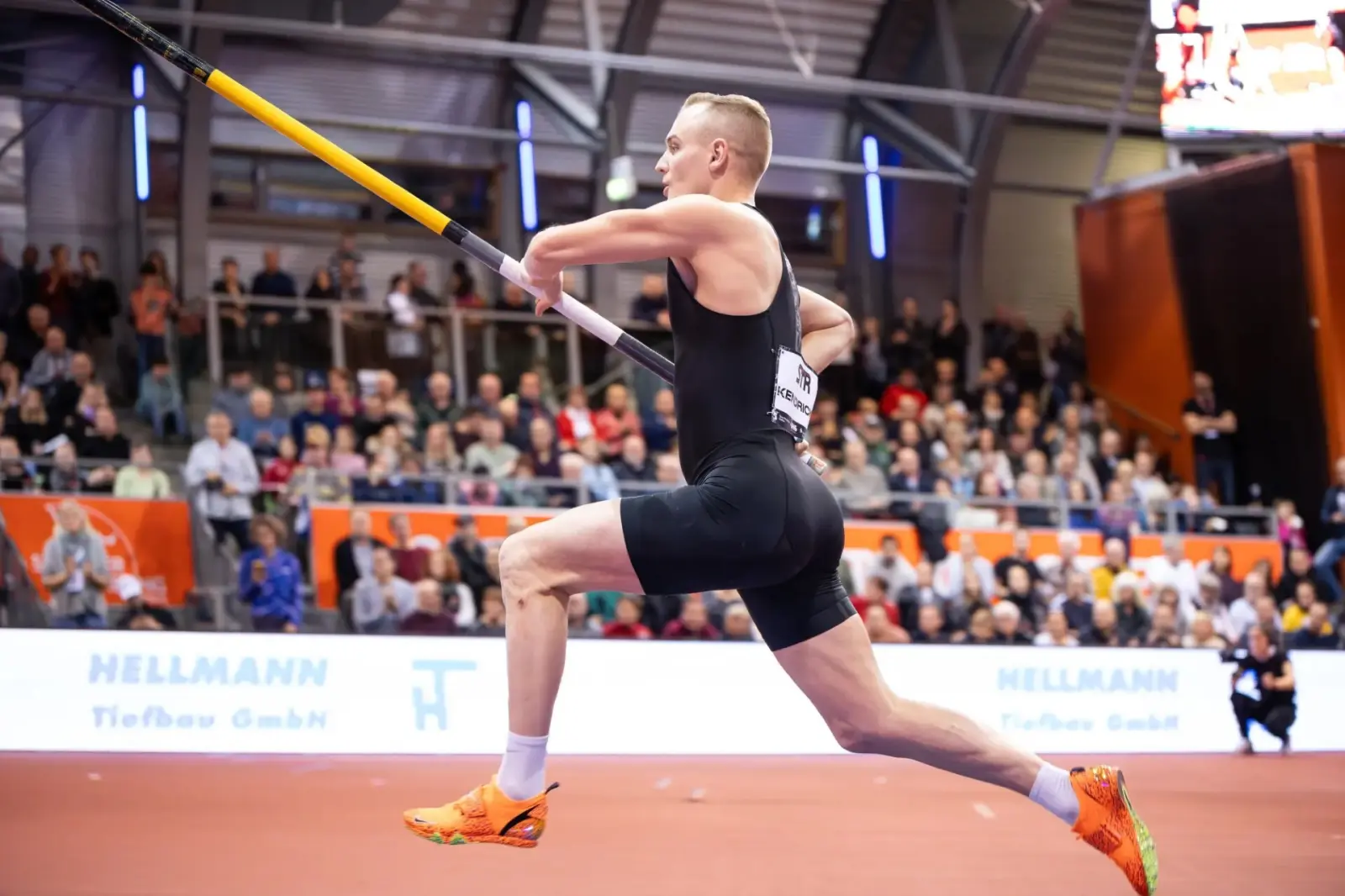 Stabhochspringer Sam Kendricks aus den USA beim Anlauf nehmen