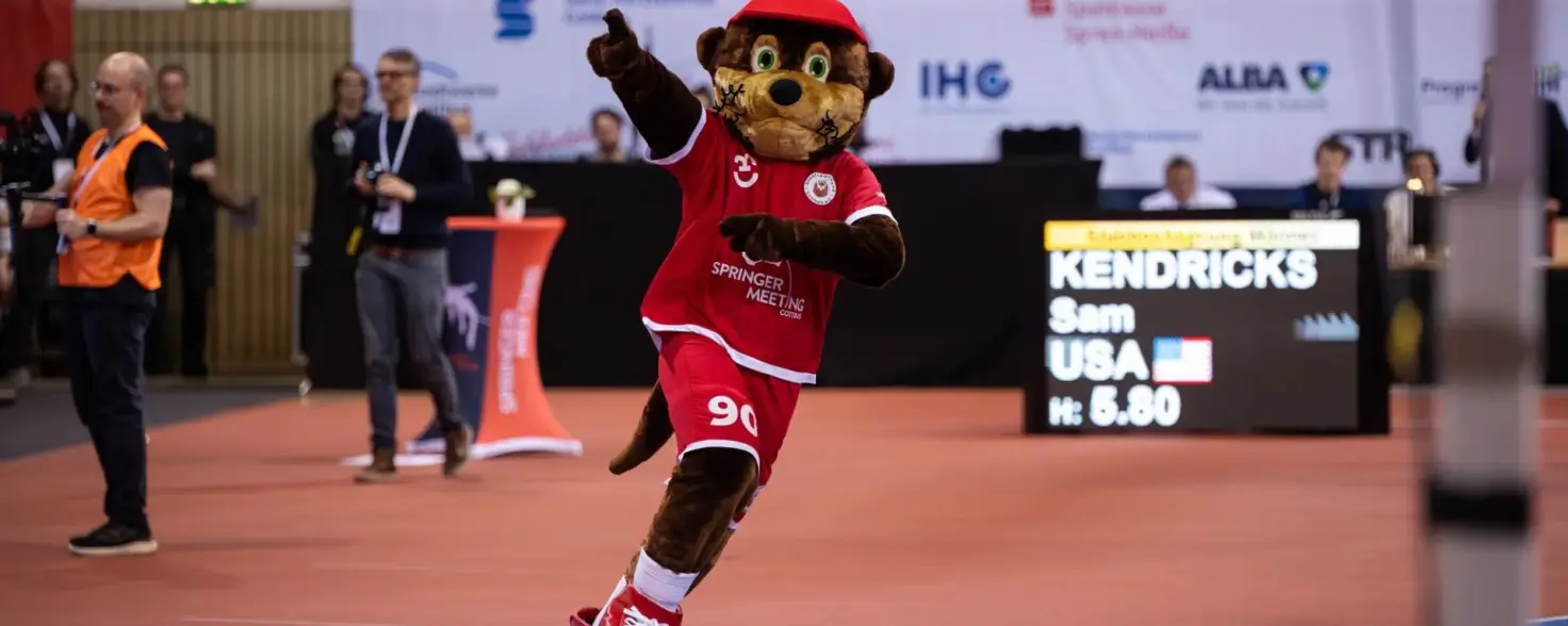 Das neue Maskottchen tanzt und animiert das Publikum