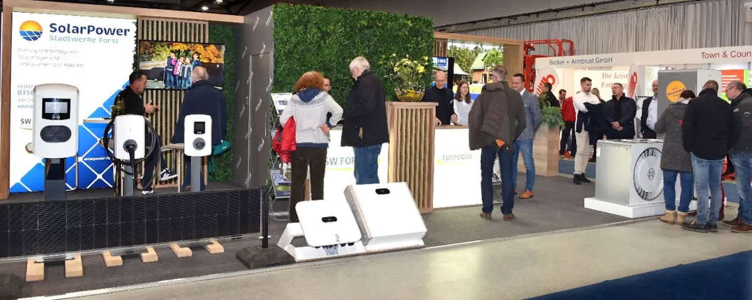 Besuchende informieren sich an den Ständen der Messe