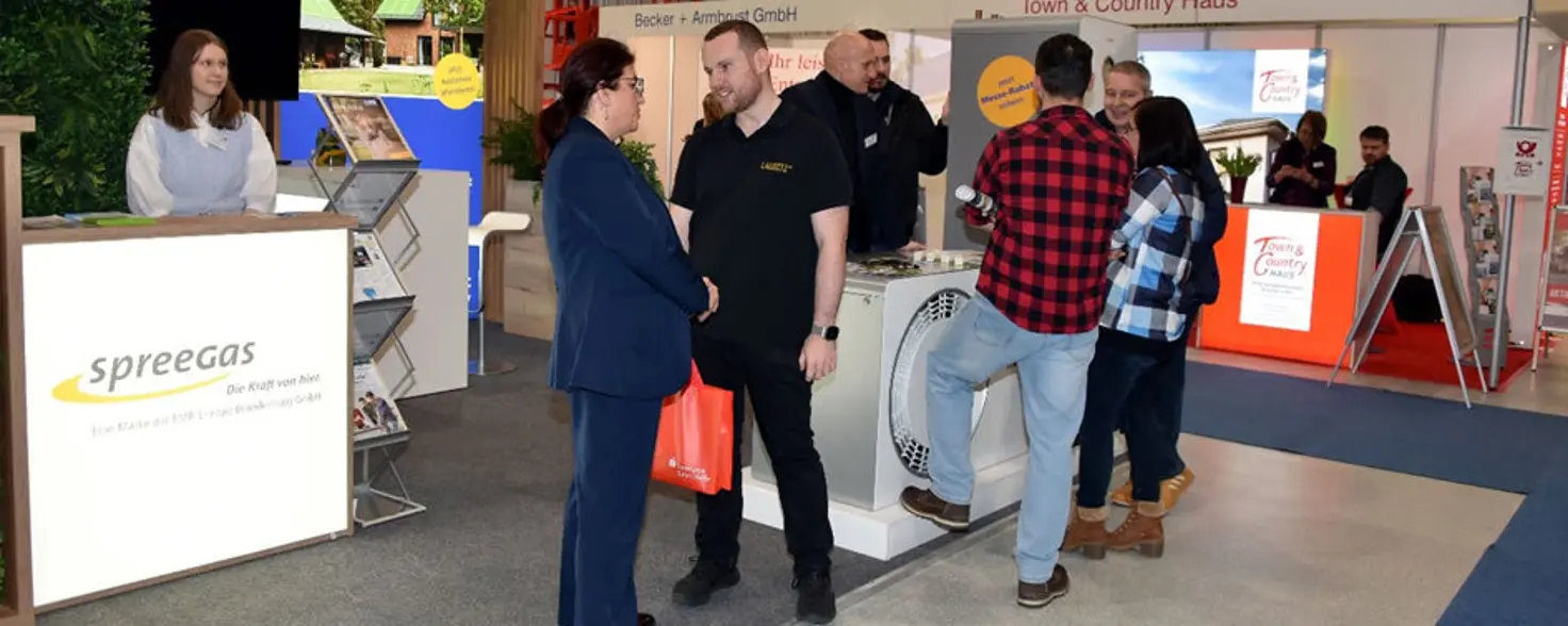 EMB-Geschäftsführerin Kathrin Jung unterhält sich am Messestand der EMB und der Stadtwerke Forst. Quelle : Profi-Foto-Kliche