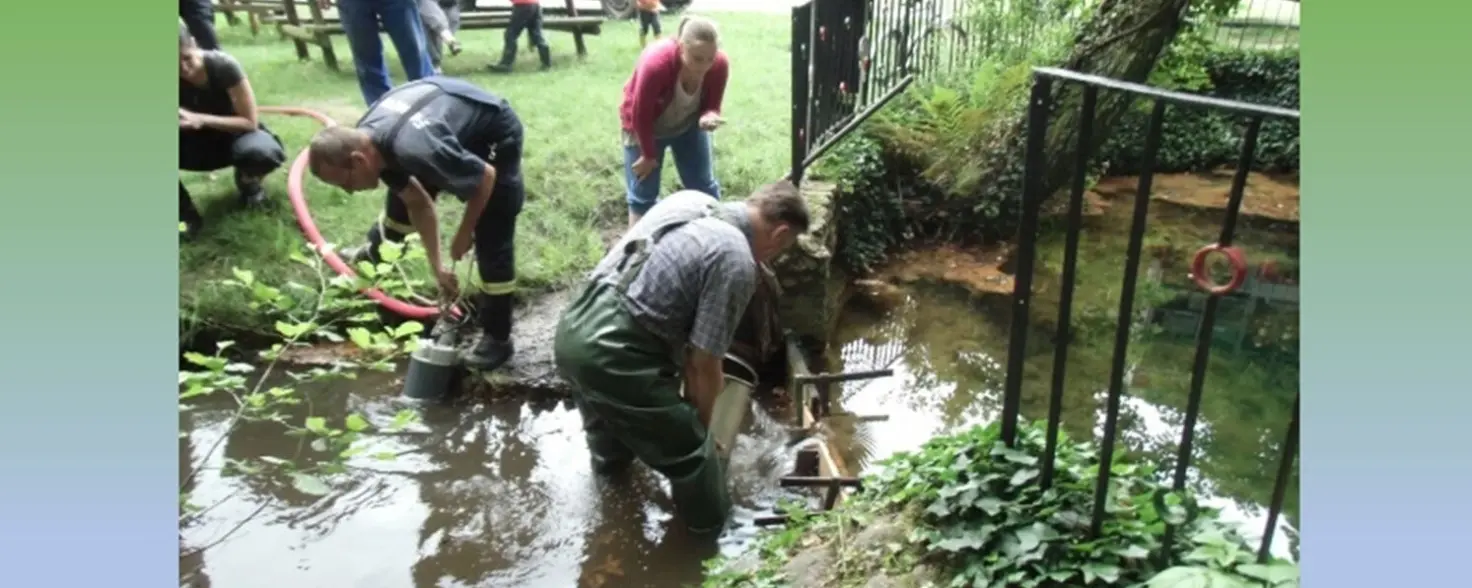Engagierte Naturfreunde messen die Durchflussmengen an den Wasserläufen.