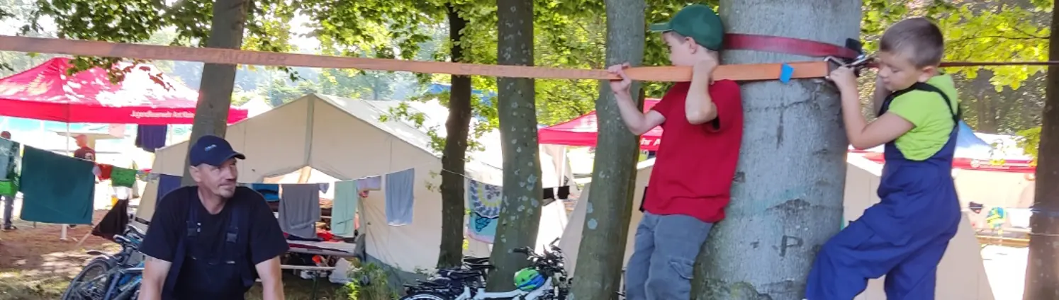 Zwei junge Mitglieder der Jugendfeuerwehr Crinitz balancieren auf zwei straff gespannten Slacklines.