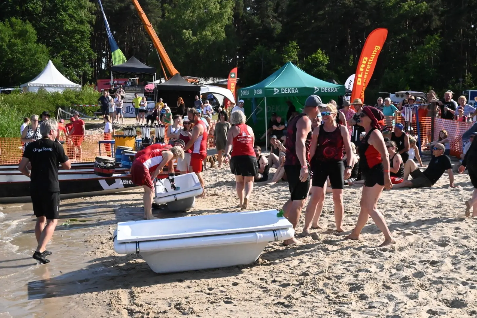 Auch umgebaute Badewannen gingen bei den 17. Neuhauser Wasserfestspielen an den Start.