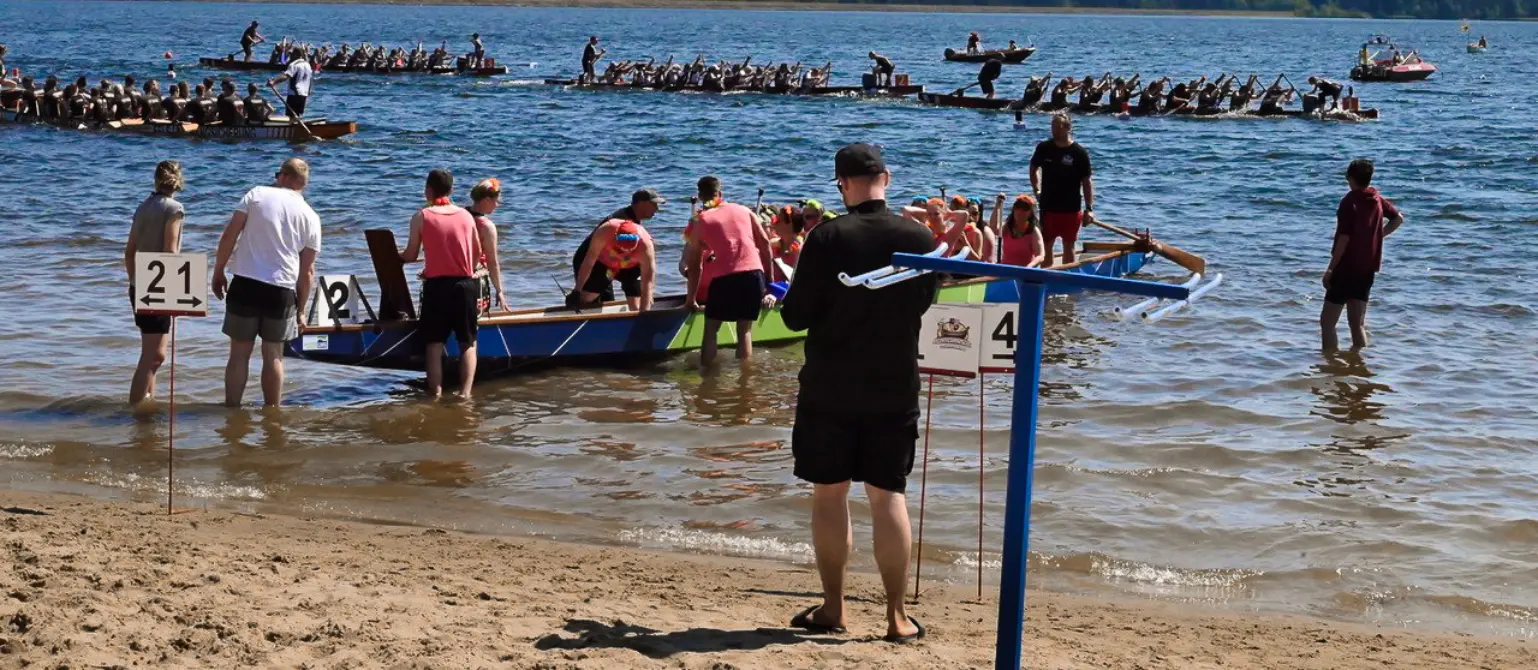 17. Wasserfestspiele Neuhausen/Spree: Drachenbootrennen auf dem Spremberger Stausee.