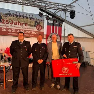 Die Feuersozietät aus Finsterwalde überreichte der FFW Hohenleipisch einen Rauchvorhang in einem Zelt