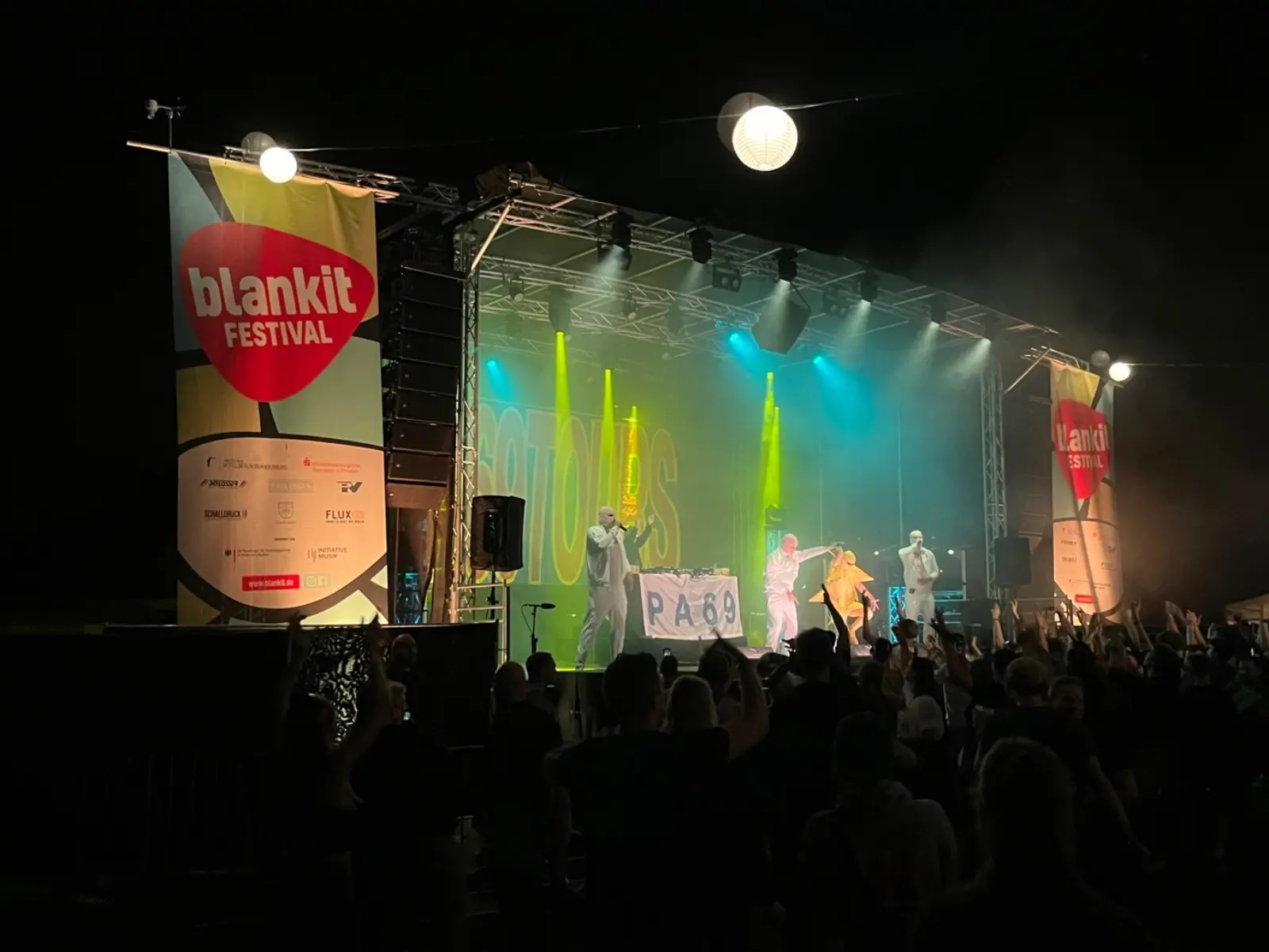 Bunte Lichter auf der abendlichen Bühne: Rapper in Weiß treten im Juli 2025 auf dem 13. Blankit-Festival in Blankenfelde auf.
