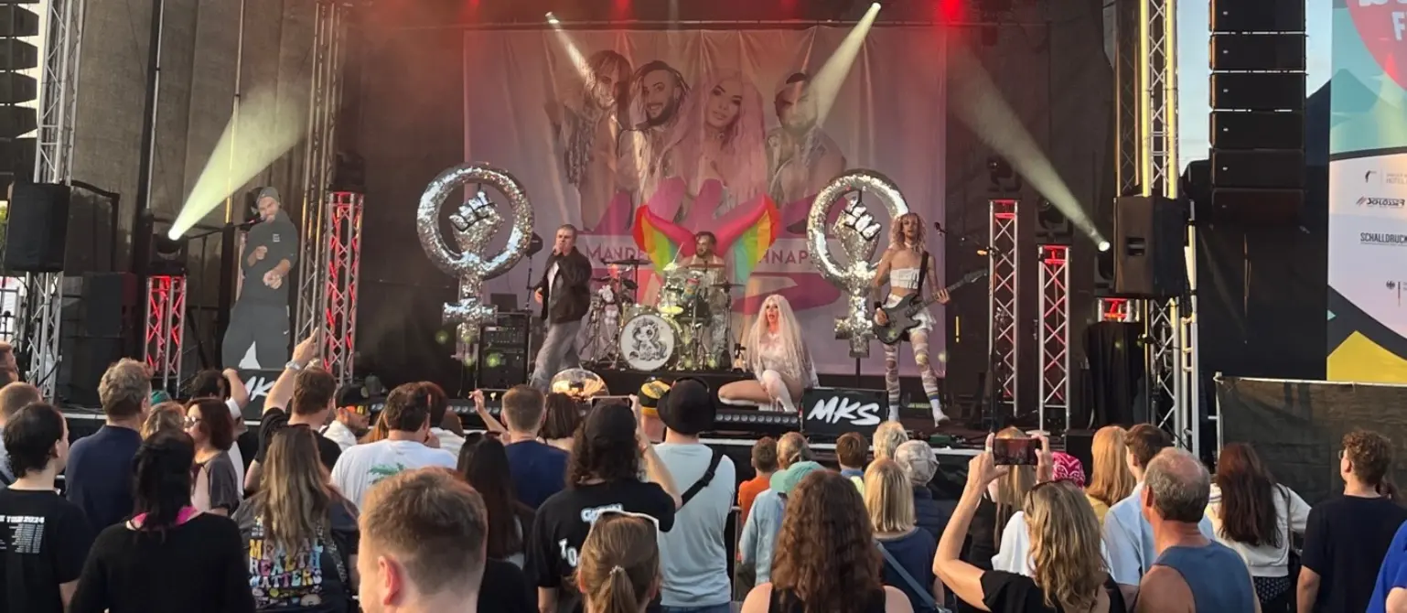 Blick auf die Bühne: Konzert beim 13. Blankit-Festival im Natursportpark Blankenfelde im Juli 2025.