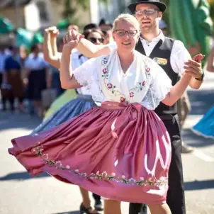 Heimatfest Burg: Paare in bunter Tracht führen traditionelle Tänze vor.