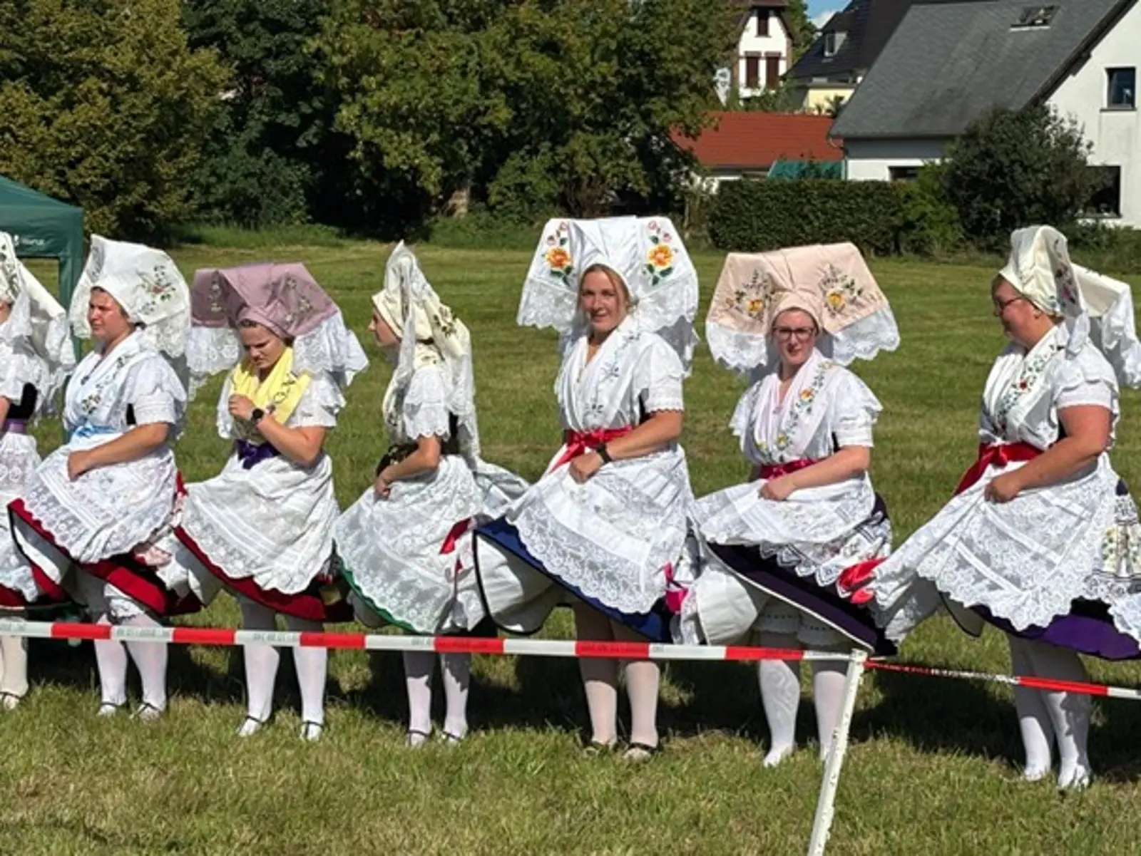 Eine Gruppe von Frauen in Trachten hat sich für das Heimatfest des Amts Burg im Spreewald herausgeputzt.