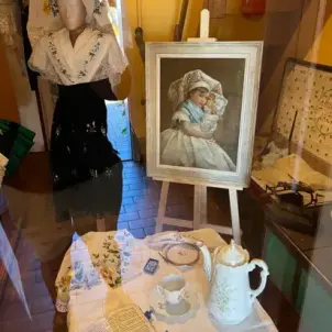 Heimatfest Burg: Ausstellung von Tracht, Haushaltswaren und Gemälde einer sorbisch-wendischen Familie.