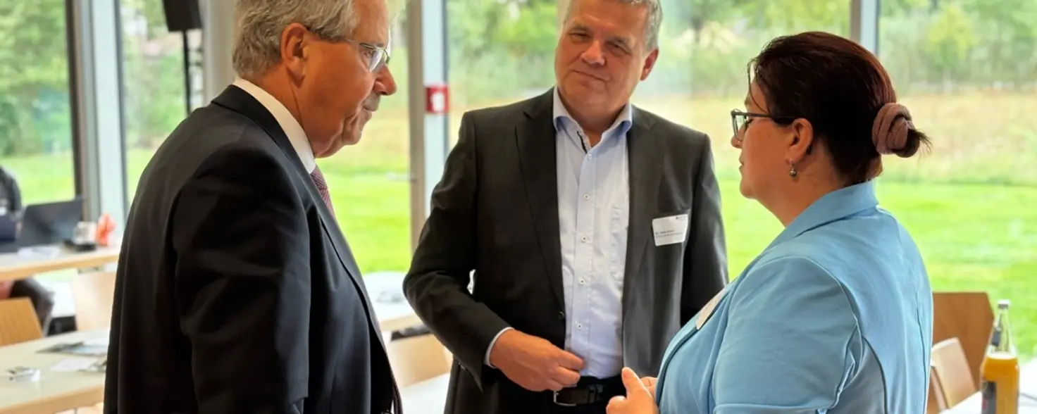 Drei Personen im Gespräch: Landrat Harald Altekrüger spricht mit Dr. Jens Horn und Kathrin Jung, Geschäftsführende von Energie Brandenburg.
