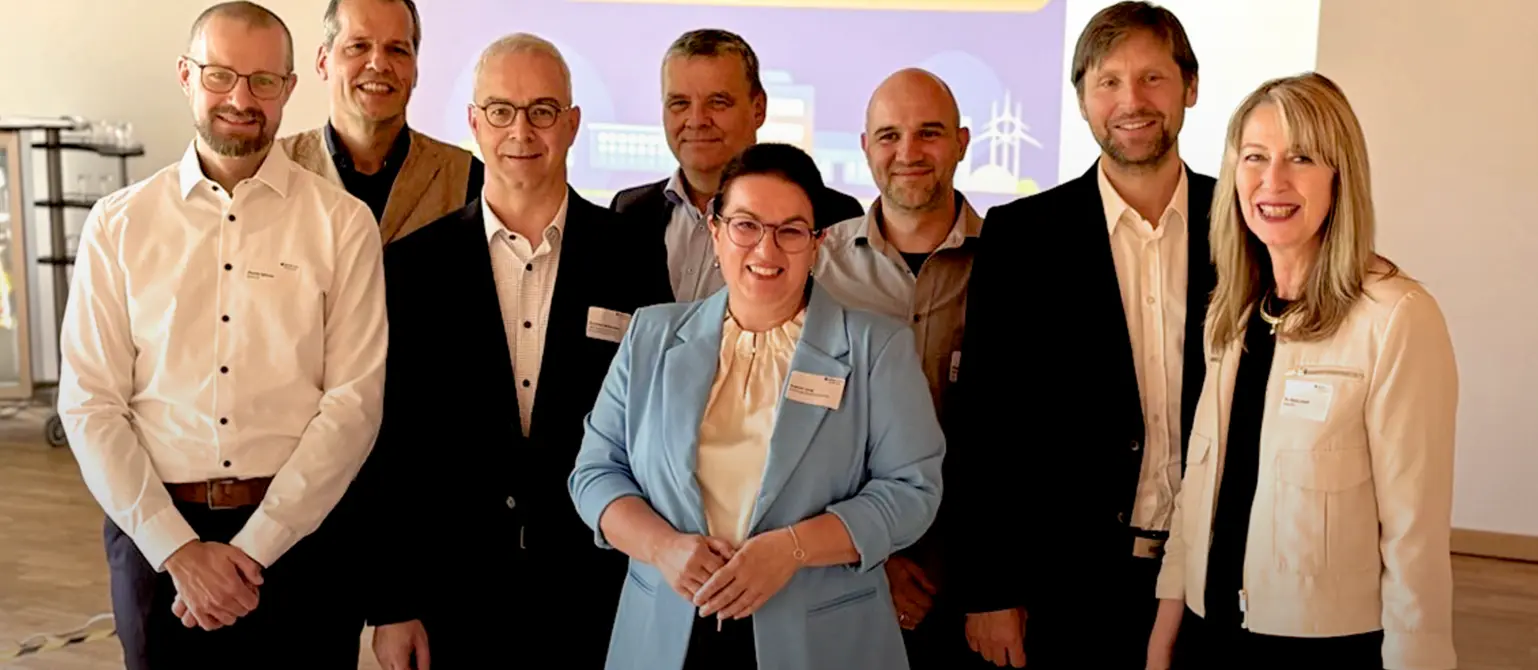 Gruppenfoto: Acht Personen, die mit ihren Präsentationen die Basis für den fachlichen Austausch beim Energiedialog in Burg lieferten.