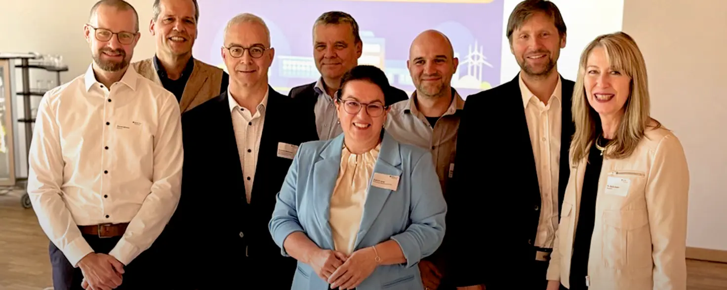 Gruppenfoto: Acht Personen, die mit ihren Präsentationen die Basis für den fachlichen Austausch beim Energiedialog in Burg lieferten.