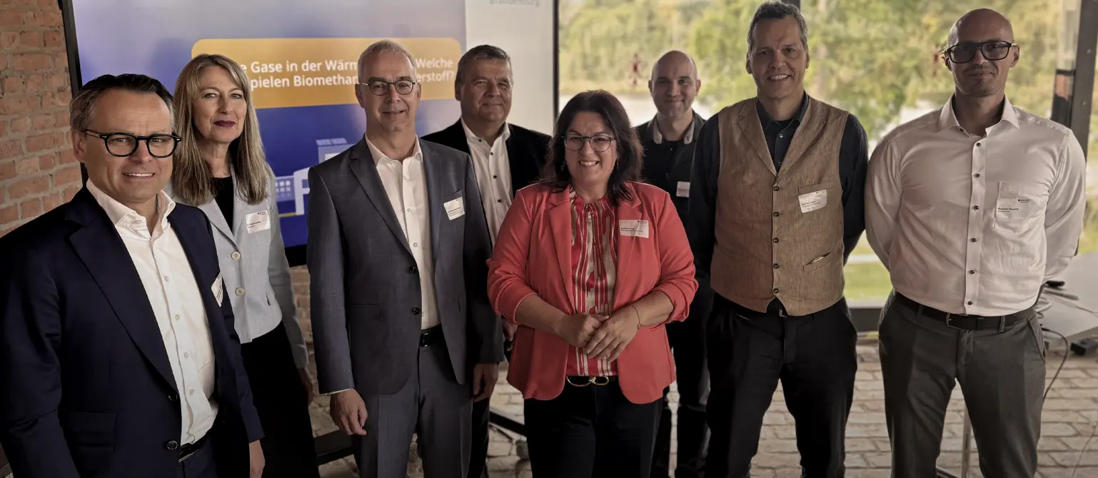Gruppenfoto: Acht Personen, die mit ihren Präsentationen die Basis für den fachlichen Austausch beim Energiedialog in Große Behnitz lieferten.