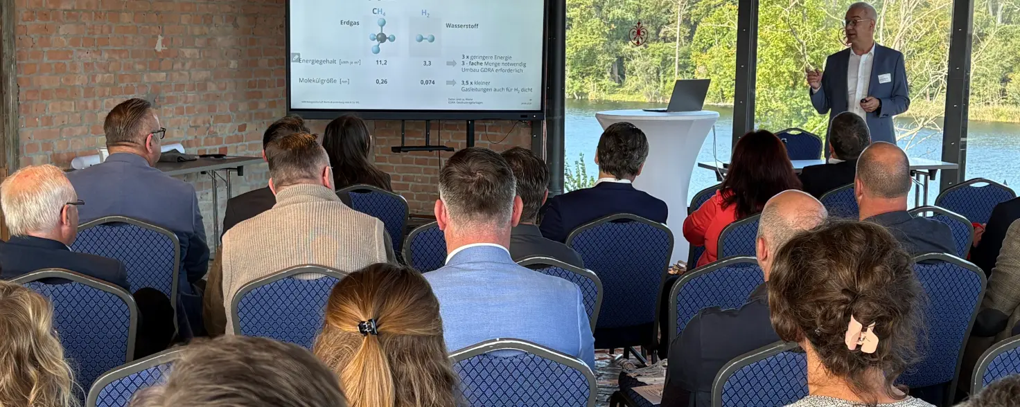 Fachreferent hält beim Energie Brandenburg Dialog in Groß Behnitz einen Vortrag zum Thema Wasserstoff.