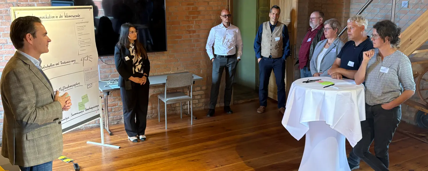 Energie Brandenburg Dialog in Groß Behnitz: Workshop-Teilnehmende und Moderierende stehen im Kreis.