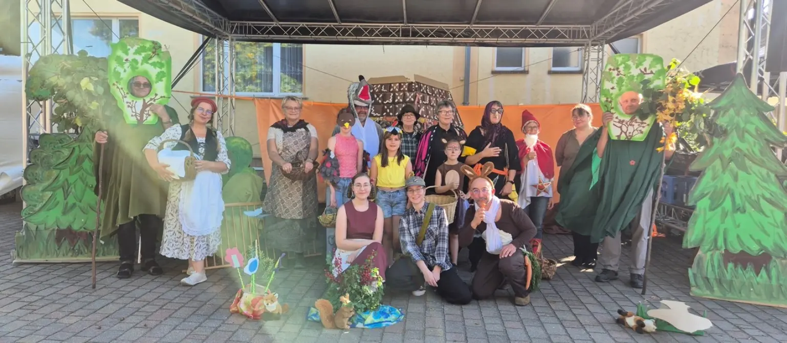 Eine Gruppe verkleideter Menschen steht beisammen für ein Foto
