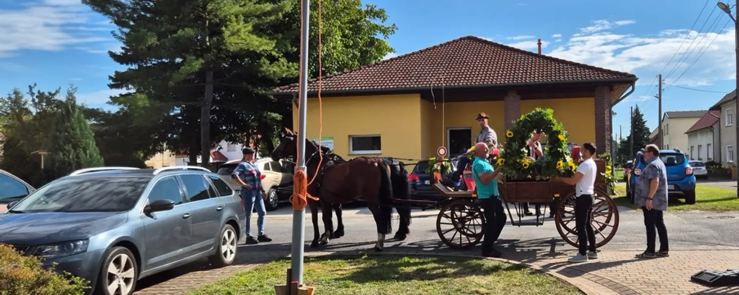 Eine geschmückte Pferdekutsche mit zwei Pferden davor gespannt auf einer Straße stehend