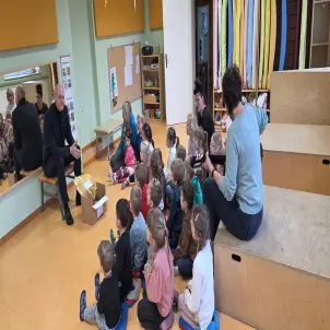 Devid Raab beantwortet den Kindern nicht nur Fragen zu den Lebkuchen, sondern auch rund um das Thema Energie. Foto: Energie Brandenburg, Kita Raddusch