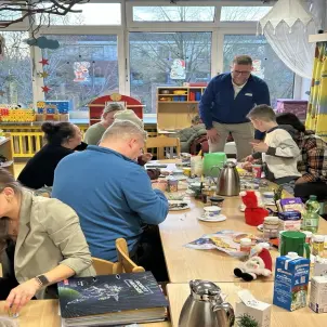 Alle helfen beim Lebkuchen verzieren mit