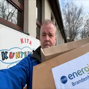 Nick Wichmann besucht mit einer großen Kiste eine Kita