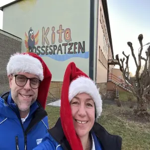 Matthias Braksch und Dana-Fritz besuchen eine Kita mit Weihnachtsmütze in Wittstock