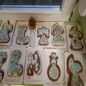 Lebkuchen verziert mit Zuckerkuss und bunten Streuseln