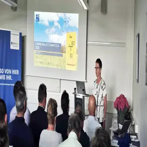 Vortrag beim Kommunalen Stammtisch 2026 in Lauta mit Präsentation von Kathrin Schäfer zu Energie- und Infrastrukturthemen.