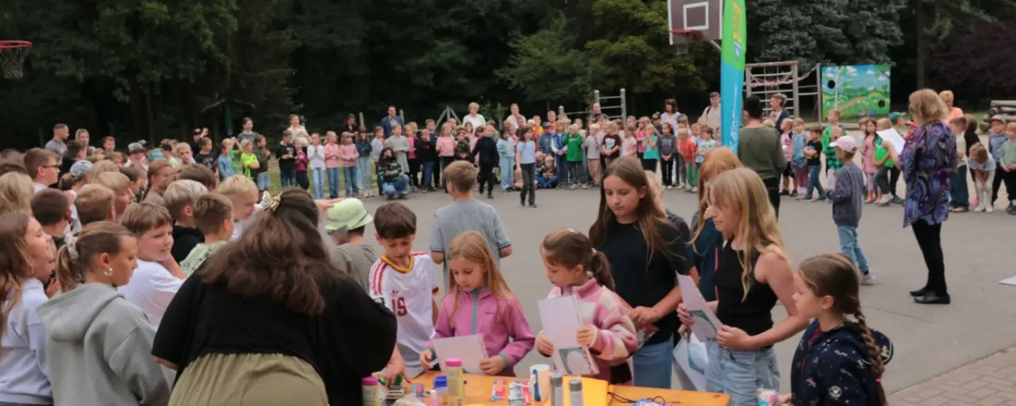 Viele Kinder begutachteten gespannt die Sachpreise, die Sponsoren für den Lesesommer gestiftet haben.