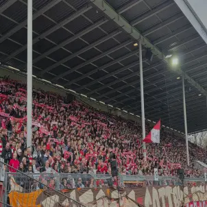 Fußballfans im Stadion auf ihren Plätzen
